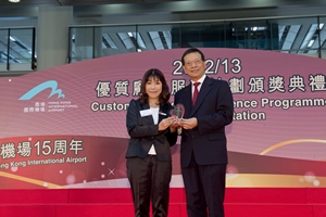Individual award winner Windy Chiu touches hearts of the judging panel by her caring deed of purchasing the Lion Dance Championship tickets for a couple who cannot speak.